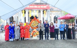 Bí thư Đảng ủy xã Thượng Phúc tặng hoa chúc mừng Hội làng Triều Đông