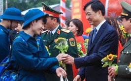 Bí thư Hà Nội Nguyễn Duy Ngọc thắp đài lửa truyền thống, động viên tân binh nhập ngũ