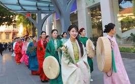 Diễu hành áo dài rực rỡ sắc màu văn hóa bên hồ Hoàn Kiếm