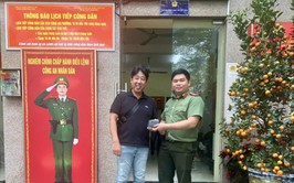 CÔNG AN PHƯỜNG LÁNG NHANH CHÓNG TRAO TRẢ TÀI SẢN BỊ ĐÁNH RƠI CHO DU KHÁCH NƯỚC NGOÀI.