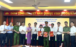 ĐẢNG ỦY XÃ VĨNH THANH CÔNG BỐ, TRAO NGHỊ QUYẾT, QUYẾT ĐỊNH VỀ CÔNG TÁC CÁN BỘ