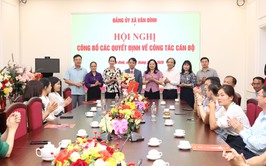 XÃ VÂN ĐÌNH CÔNG BỐ CÁC QUYẾT ĐỊNH VỀ CÔNG TÁC CÁN BỘ