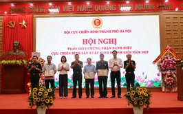 Trao Giấy chứng nhận danh hiệu “Cựu chiến binh sản xuất, kinh doanh giỏi” năm 2025 tại xã Quảng Oai