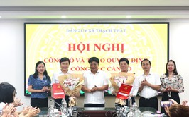 THẠCH THẤT: CÔNG BỐ VÀ TRAO QUYẾT ĐỊNH VỀ CÔNG TÁC CÁN BỘ