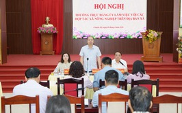 Thường trực Đảng ủy xã Chuyên Mỹ làm việc với các HTX nông nghiệp trên địa bàn