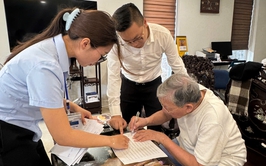 Hành chính không khoảng cách: Hỗ trợ tận nhà cho người cao tuổi