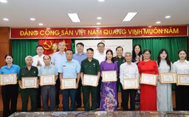 Ủy ban MTTQ Việt Nam phường Yên Sở trao tặng cho 22 tập thể và 37 cá nhân đã có thành tích xuất sắc...