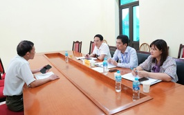 Đồng chí Phạm Gia Lộc - Phó Bí thư Đảng ủy, Chủ tịch UBND xã Sơn Đồng tiếp công dân