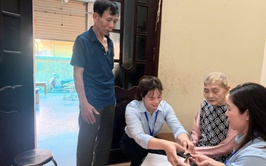 Hành trình tận tâm của tổ xung kích Hoài Đức đưa thủ tục hành chính tới với người cao tuổi