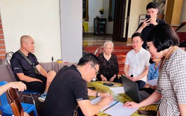 Phúc Thọ triển khai hỗ trợ giải quyết thủ tục hành chính tại nhà cho người dân yếu thế