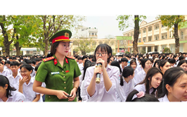 CÔNG AN XÃ HÁT MÔN TUYÊN TRUYỀN LUẬT AN TOÀN GIAO THÔNG VÀ HƯỚNG DẪN KỸ NĂNG THAM GIA GIAO THÔNG CHO HỌC SINH
