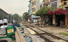 Ra quân xử lý lối đi tự mở qua đường sắt tại xã Thanh Trì