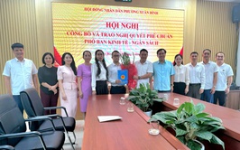 Phường Xuân Đỉnh công bố và trao Nghị quyết phê chuẩn Phó Ban Kinh tế - ngân sách Hội đồng nhân dân phường Xuân Đỉnh