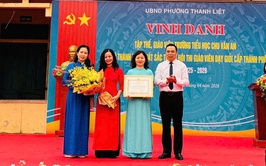 Phường Thanh Liệt khen thưởng hai giáo viên có thành tích xuất sắc tại Hội thi giáo viên dạy giỏi cấp Tiểu học Thành phố