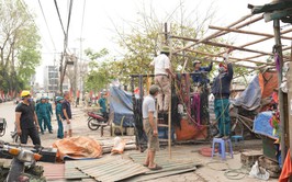 UBND xã quyết liệt giải toả vi phạm hàng lang an toàn giao thông trên địa bàn 