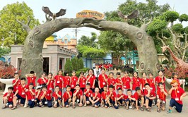 Học sinh trường Tiểu học Thúy Lĩnh rạng rỡ nụ cười trong chuyến tham quan trải nghiệm tại Glory Farm Resort