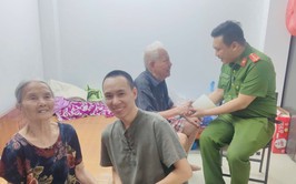 Công an phường Phương Liệt đưa cụ bà đi lạc trở về với gia đình
