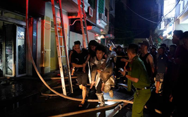 Kịp thời cứu 05 người mắc kẹt trong vụ cháy nhà dân tại phường Hồng Hà