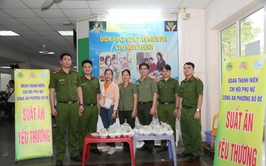 Chi hội phụ nữ công an phường Bồ Đề lan tỏa yêu thương qua hoạt động phát cơm miễn phí