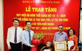 TRANG TRỌNG TRAO HUY HIỆU 80 NĂM TUỔI ĐẢNG CHO ĐỒNG CHÍ LÊ THU VÂN – ĐẢNG VIÊN CHI BỘ TỔ DÂN PHỐ SỐ 1, PHƯỜNG CỬA NAM