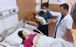 Kỳ tích tại Bệnh viện Phụ sản Hà Nội: Hai trẻ song sinh chào đời cách nhau 13 tuần