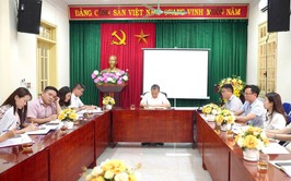 Đồng chí Phó Bí thư Đảng uỷ, Chủ tịch UBND xã An Khánh Hồ Trung Nghĩa làm việc với Trạm Y tế xã