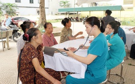 Trạm Y tế xã Trần Phú tổ chức khám, lập hồ sơ quản lý sức khỏe cho người cao tuổi