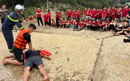 Tuyên truyền, hướng dẫn kỹ năng phòng, chống đuối nước cho học sinh Trường tiểu học Hồng Thái