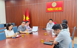 Lãnh đạo UBND phường Ô Chợ Dừa dự họp trực tuyến với UBND Thành phố về công tác cải cách hành chính và kiểm soát thủ tục hành chính