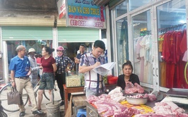 Xuân Mai tiếp tục kiểm tra, hướng dẫn đảm bảo an toàn thực phẩm tại chợ Xuân Mai