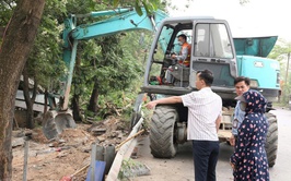 XÃ SÓC SƠN RA QUÂN GIẢI TỎA VI PHẠM HÀNH LANG AN TOÀN GIAO THÔNG DỌC QUỐC LỘ 18