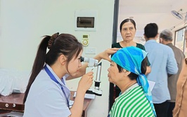 Gần 500 người dân xã Đoài Phương được khám mắt miễn phí