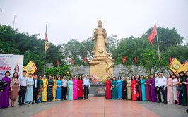 Nữ đại biểu Quốc Hội khoá XVI và nữ đại biểu Hội đồng nhân dân thành phố Hà Nội dâng hương tại đền thờ Hoàng Thái hậu Ỷ Lan