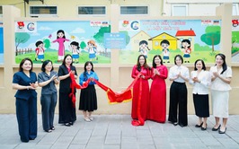 Gắn biển Công trình thanh niên “Tranh tường bích họa” tại Trường Tiểu học Cát Linh.