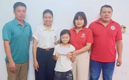 Hội CTĐ xã Hòa Phú trao tặng 08 suất quà cho người khuyết tật