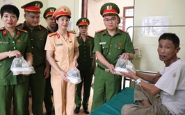 Cụm thi đua số 3 - Công an Hà Nội đã trao tặng suất cơm yêu thương cho bệnh nhân đang điều trị tại Bệnh viên đa khoa Hoài Đức