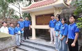 Vân Đình tổ chức “Hành trình về cội nguồn - Kết nạp đoàn viên mới” tại địa chỉ đỏ Tảo Khê