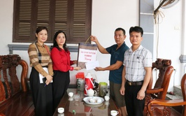 Đồng chí Chủ tịch Ủy ban MTTQ Việt Nam xã thăm, tặng quà công nhân và gia đình công nhân bị tai nạn lao động tại các thôn Duyên Ứng, Cốc Thượng, Cốc Hạ