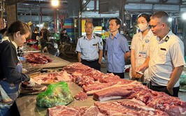 Đoàn kiểm tra liên ngành ATTP xã Đại Thanh kiểm tra việc giết mổ, buôn bán động vật và sản phẩm có nguồn gốc từ động vật tại các gian hàng chợ Tam Hiệp (thôn Huỳnh Cung) và chợ Quỳnh Đô (thôn Quỳnh Đô)