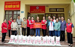 SƠN TÂY TRAO TẶNG GẠO THƯỜNG XUYÊN CHO 60 HỘ KHÓ KHĂN