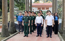 Các đồng chí lãnh đạo dâng hương, tưởng niệm các anh hùng liệt sĩ tại nghĩa trang quân nhân và chuyên gia Trung Quốc tại thôn Chiến Thắng xã Xuân Mai