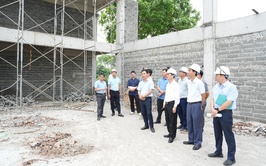 Bí thư Đảng ủy, Chủ tịch HĐND xã Thuận An kiểm tra tiến độ dự án trên địa bàn xã