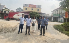 Đồng chí Phó Chủ tịch UBND xã Phạm Văn Thao kiểm tra tiến độ thi công các dự án, điều kiện chuẩn bị cho kỳ thi vào lớp 10 và kỳ thi tốt nghiệp THPT tại trường THPT Trần Đăng Ninh