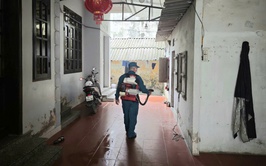 PHƯỜNG XUÂN PHƯƠNG CHỦ ĐỘNG DIỆT BỌ GẬY, PHUN HÓA CHẤT PHÒNG CHỐNG BỆNH SỐT XUẤT HUYẾT