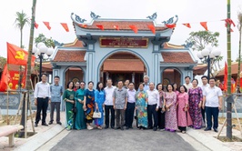 ĐOÀN NGUYÊN CÁN BỘ TRUNG ƯƠNG, THÀNH PHỐ HÀ NỘI VÀ TỈNH HÀ TÂY (CŨ) DÂNG HƯƠNG TẠI KHU LƯU NIỆM TRƯỞNG BAN THƯỜNG TRỰC QUỐC HỘI BÙI BẰNG ĐOÀN
