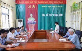 Đồng chí Phó chủ tịch UBND xã Phú Cát tiếp công dân trong buổi tiếp công dân định kỳ