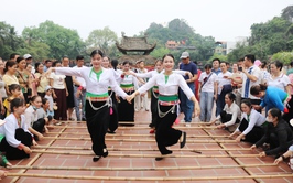 Vũ điệu múa sạp Mường bùng nổ, góp phần làm nên sắc màu độc đáo cho Lễ hội Chùa Thầy