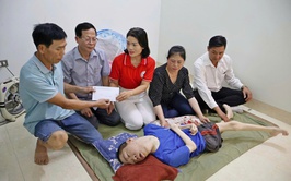 Hội chữ thập đỏ xã Đoài Phương tặng quà 9 người khuyết tật đặc biệt nặng