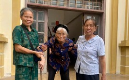 Hai con dâu dìu cụ bà 96 tuổi đến nhận kinh phí GPMB dự án Khu đô thị Olympic