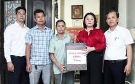 Đồng chí Phó chủ tịch UBND xã Quảng Bị Tô Thị Đào thăm hỏi, tặng quà người lao động bị tai nạn lao động năm 2026